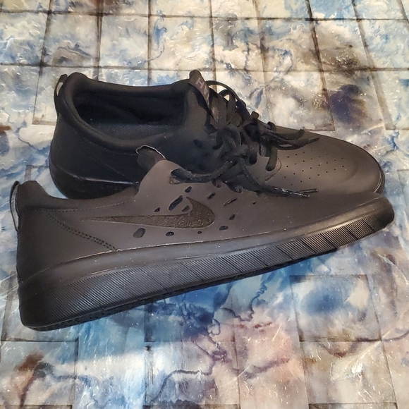 nike sb nyjah free triple black